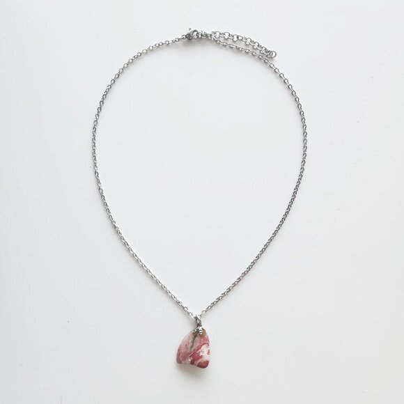 Pink fairy natural irregular stone necklace with a small silver chain - Picture 4 of 7